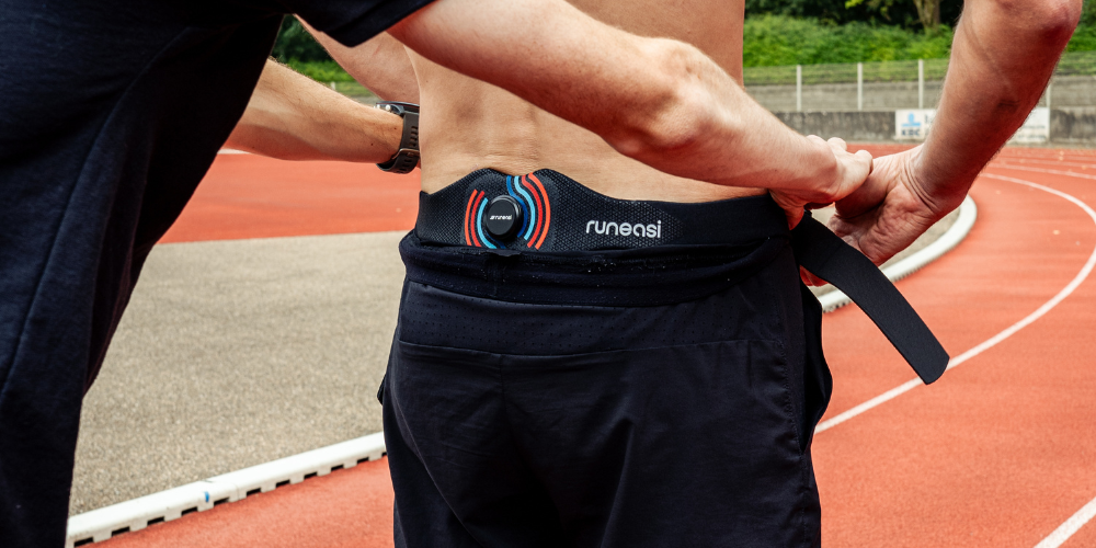 Application of the Runeasi belt on a runner by physio