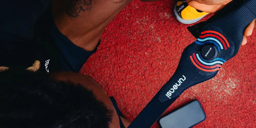 Application of the Runeasi belt on a runner by physio