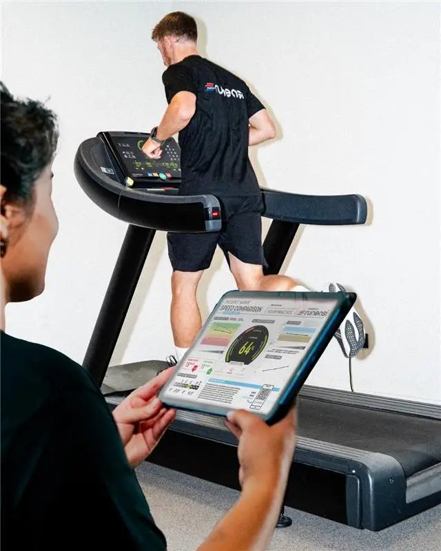 male on treadmill doing running gate analysis with runeasi sensor